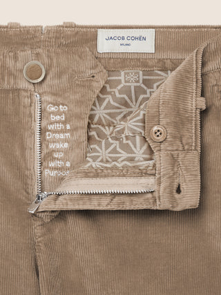 Bobby – Hose aus Stretch-Cordsamt