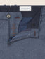 Pantalon Bobby coupe chino slim en flanelle de laine bleu foncé chiné | Jacob Cohën | Details 4