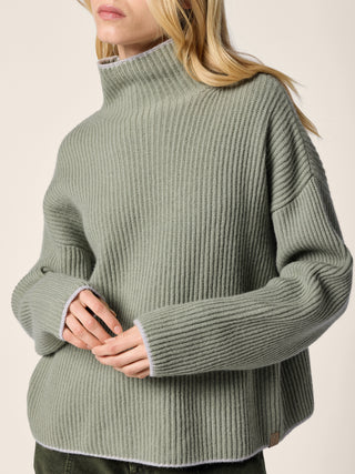 Pull à col roulé en cachemire côtelé de couleur vert sauge clair avec bords contrastés 4