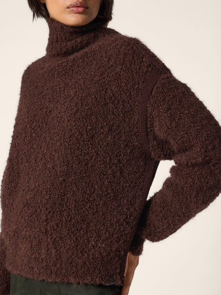 Pullover mit hohem Kragen in braunem Bouclé-Gewebe aus Alpakagemisch mit Wolldetails 4
