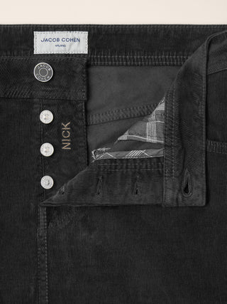Pantalones Nick 5 bolsillos entallados de terciopelo stretch milrayas gris oscuro 6