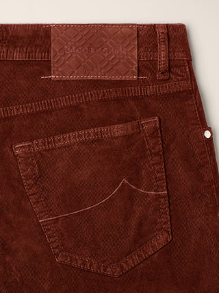 Pantalones Nick 5 bolsillos entallados de terciopelo stretch milrayas rojo 2