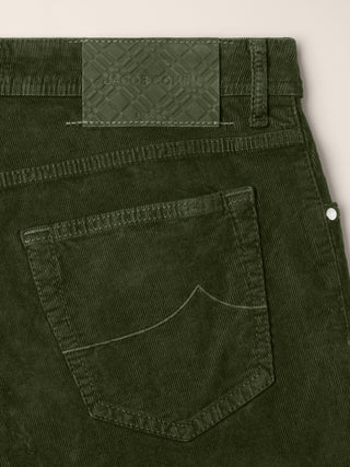 Pantalones Nick 5 bolsillos entallados de terciopelo stretch milrayas verde militar 2