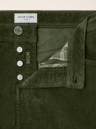 Pantalones Nick 5 bolsillos entallados de terciopelo stretch milrayas verde militar 6