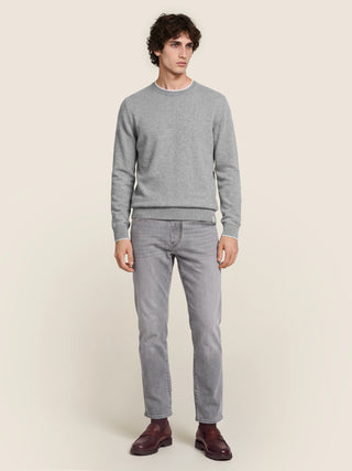 Maglia girocollo in cachemire colore grigio mélange con bordi a contrasto 3
